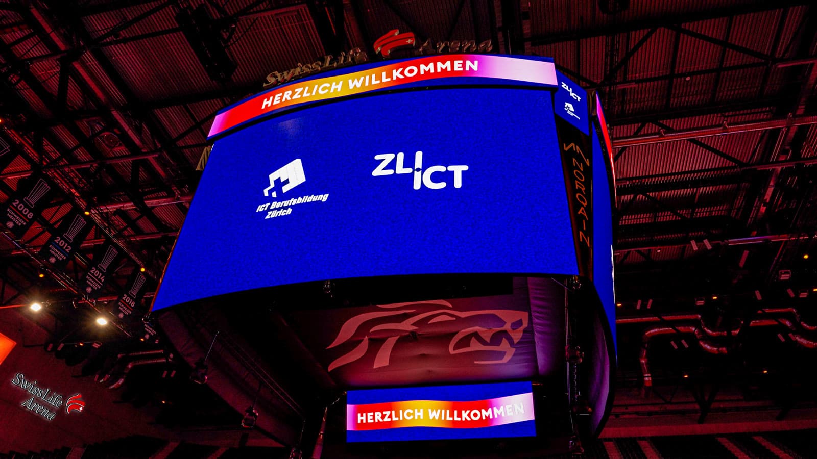 Videowürfel in der Swiss Life Arena an der ICT Abschlussfeier
